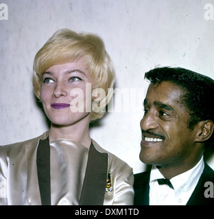 SAMMY DAVIS JNR mit seiner Frau Mai Britt 1961 Stockfoto