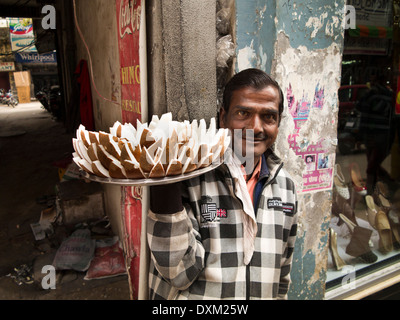 Indien, Jammu und Kaschmir, Jammu, Raghndath Basar, Verkäufer verkaufen Scheiben bereit Kokosnuss Stockfoto