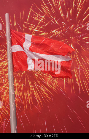 Flagge von Dänemark über Feuerwerk Stockfoto