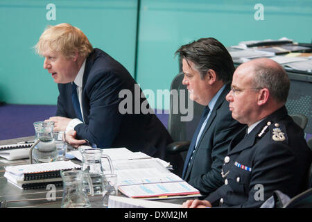 London, 27. März 2014. Die Polizei und Kriminalität Ausschuss der London Assembly fragt Bürgermeister Boris Johnson, links, sein Stellvertreter für Kriminalität und Polizei, Stephen Greenlagh, Zentrum und traf stellvertretenden Polizeichef Craig Mackey, über verdeckte Überwachung und Steuerung der Metropolitan Police. Bildnachweis: Paul Davey/Alamy Live-Nachrichten Stockfoto