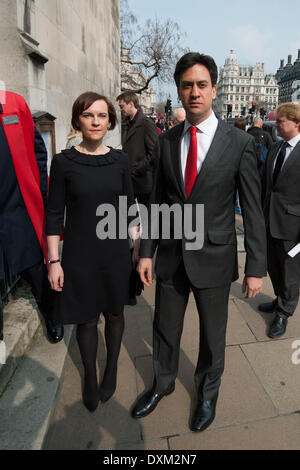 London, UK. 27. März 2014. Labour-Partei Führer Ed Miliband (R) und Frau Justine Thornton (L) kommen bei der Beerdigung des ehemaligen Labour MP Tony Benn, im St.-Margarethen Kirche in Westminster, am Donnerstag, 27. März 2014 statt. Bildnachweis: Heloise/Alamy Live-Nachrichten Stockfoto