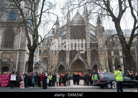 London, UK. 27. März 2014. Der Trauerzug mit dem Sarg des ehemaligen Labour MP Tony Benn kommt St.-Margarethen Kirche in Westminster, am Donnerstag, 27. März 2014. Bildnachweis: Heloise/Alamy Live-Nachrichten Stockfoto