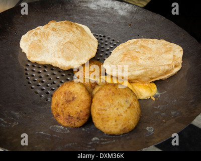 Indien, Jammu und Kaschmir, Jammu, Raghndath Basar, Kartoffel Schnitzel und puri Stockfoto