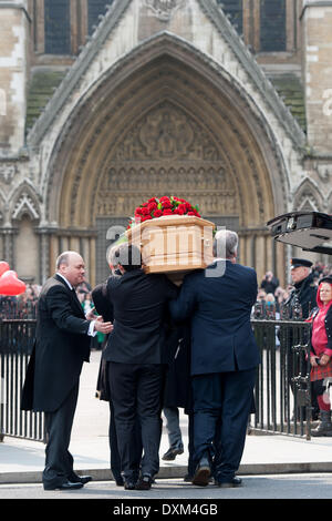 London, UK. 27. März 2014. Der Trauerzug mit dem Sarg des ehemaligen Labour MP Tony Benn kommt St.-Margarethen Kirche in Westminster, am Donnerstag, 27. März 2014. Bildnachweis: Heloise/Alamy Live-Nachrichten Stockfoto