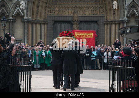 London, UK. 27. März 2014. Der Trauerzug mit dem Sarg des ehemaligen Labour MP Tony Benn kommt St.-Margarethen Kirche in Westminster, am Donnerstag, 27. März 2014. Bildnachweis: Heloise/Alamy Live-Nachrichten Stockfoto