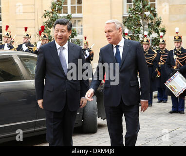 Paris, Frankreich. 27. März 2014. Chinesische Präsident Xi Jinping (L) trifft sich mit französischen Premierminister Jean-Marc Ayrault in Paris, Frankreich, 27. März 2014. Bildnachweis: Lan Hongguang/Xinhua/Alamy Live-Nachrichten Stockfoto