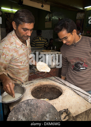Indien, Jammu und Kaschmir und Jammu Rajinder Basar, Mann macht Nan-Brot im Tandoor-Ofen Stockfoto
