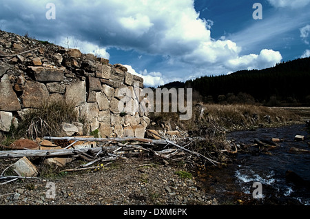 Ruinen der Brücke an der Unterseite des trockenen dam Šance Stockfoto