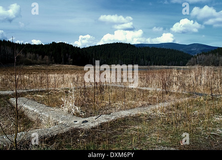 Ruinen von Gebäuden auf der Unterseite des trockenen dam Šance Stockfoto