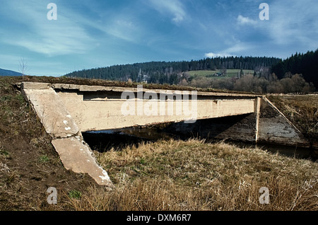 Ruinen der Brücke an der Unterseite des trockenen dam Šance Stockfoto