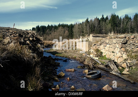 Ruinen der Brücke an der Unterseite des trockenen dam Šance Stockfoto