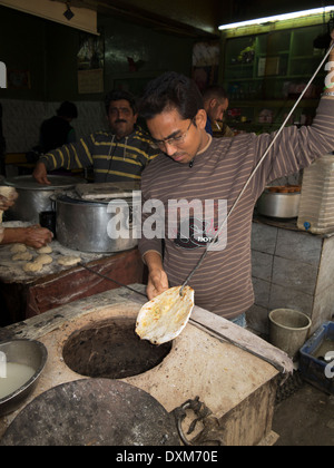 Indien, Jammu und Kaschmir und Jammu Rajinder Basar, Mann macht Nan-Brot im Tandoor-Ofen Stockfoto