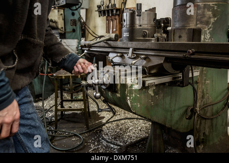 Arbeiten mit Maschinen in Metall-shop Stockfoto