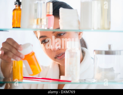 Nahaufnahme von Asiatin Prüfung Rezept Flaschenetikett Stockfoto