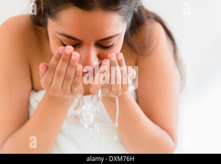 Asiatische Frau waschen Gesicht Nahaufnahme Stockfoto