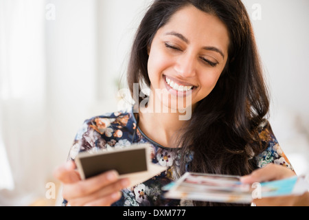 Lächelnden Asiatin Fotos betrachten Stockfoto