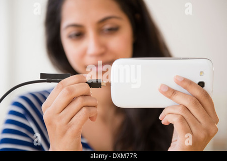 Nahaufnahme von Asiatin Batterie Handy anschließen Stockfoto