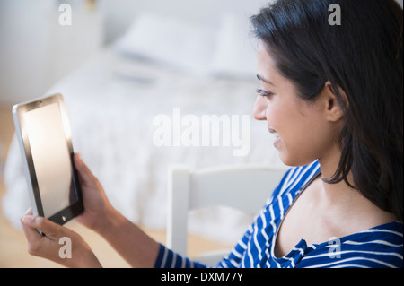 Asiatin mit digital-Tablette Stockfoto