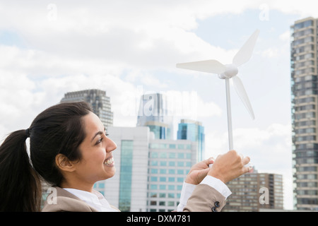 Asiatische Geschäftsfrau hält Wind Turbine Modell Stockfoto