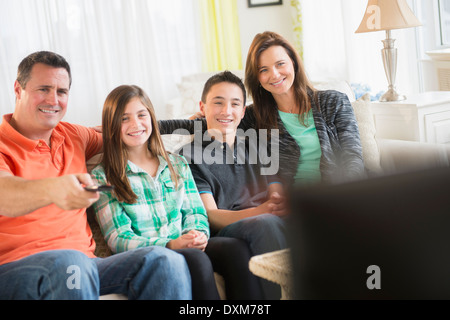 Kaukasische Familie vor dem Fernseher im Wohnzimmer Stockfoto