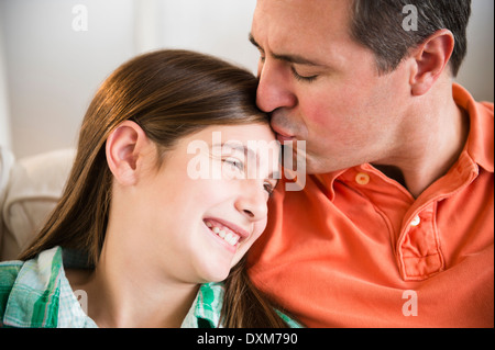 Kaukasische Vater Tochter Stirn küssen Stockfoto