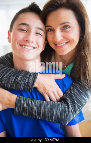Porträt des kaukasischen Mutter und Sohn umarmt hautnah Stockfoto