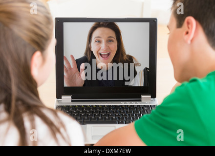 Kaukasische Kinder Videokonferenzen mit Mutter auf laptop Stockfoto