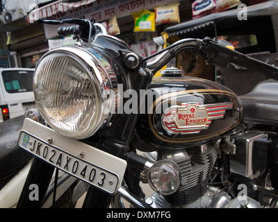 Indien, Jammu und Kaschmir, Jammu, Royal Enfield Bullet Motorrad geparkt in Rajinder Basar Stockfoto