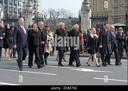 London, UK. 27. März 2014. Benn Sarg mit Familie und Freunden zu Fuß hinter macht seinen Weg von den Houses of Parliament, St.-Margarethen Kirche London 27.03.2014 Credit: JOHNNY ARMSTEAD/Alamy Live News Stockfoto