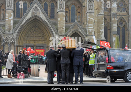 London, UK. 27. März 2014. Benn Sarg mit Familie und Freunden zu Fuß hinter macht seinen Weg von den Houses of Parliament, St.-Margarethen Kirche London 27.03.2014 Credit: JOHNNY ARMSTEAD/Alamy Live News Stockfoto