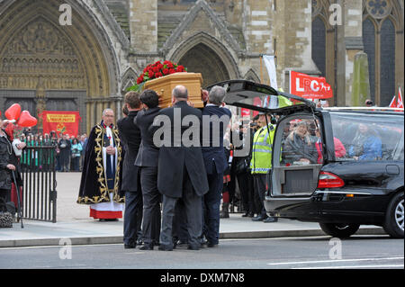 London, UK. 27. März 2014. Benn Sarg mit Familie und Freunden zu Fuß hinter macht seinen Weg von den Houses of Parliament, St.-Margarethen Kirche London 27.03.2014 Credit: JOHNNY ARMSTEAD/Alamy Live News Stockfoto