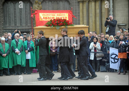 London, UK. 27. März 2014. Benn Sarg mit Familie und Freunden zu Fuß hinter macht seinen Weg von den Houses of Parliament, St.-Margarethen Kirche London 27.03.2014 Credit: JOHNNY ARMSTEAD/Alamy Live News Stockfoto