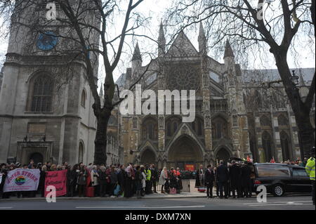 London, UK. 27. März 2014. Benn Sarg mit Familie und Freunden zu Fuß hinter macht seinen Weg von den Houses of Parliament, St.-Margarethen Kirche London 27.03.2014 Credit: JOHNNY ARMSTEAD/Alamy Live News Stockfoto