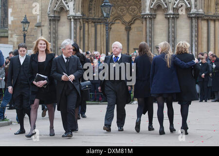 London, UK. 27. März 2014. Eine lächelnde Sally und John Bercow verlassen die Kirche nach dem Gottesdienst. Trauerfeier von Labour-Politiker Tony Benn in St Margarets Kirche, Westminster Abbey, London, UK. Foto: Nick Savage/Alamy Live-Nachrichten Stockfoto