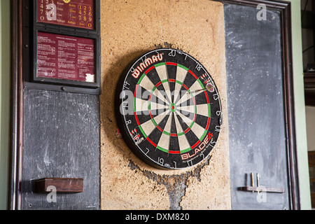 Dartscheibe in einem englischen Pub. Stockfoto