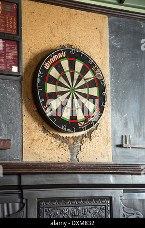 Dartscheibe in einem englischen Pub. Stockfoto