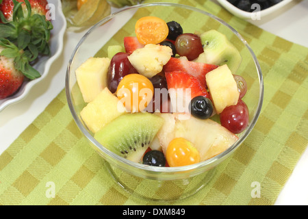 ein Cocktailglas mit frischem Obstsalat Stockfoto