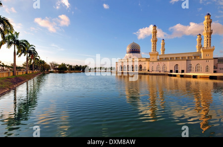 Kota Kinabalu schwimmende Moschee-Tag-Zeit-Bild mit Reflexion Stockfoto