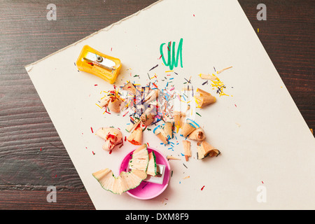 Bunten Bleistift Späne und Bleistiftspitzer Stockfoto