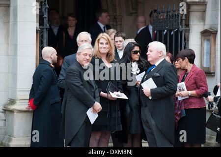 Westminster, London, UK. 27. März 2014. Hunderte von Menschen verabschieden Tony Benn als sein Sarg links St. Margarethen Kirche in Westminster. Eine privaten Familie Feuerbestattung findet später am Nachmittag und ein Denkmal treffen noch in diesem Jahr stattfinden wird. Bildnachweis: Lee Thomas/Alamy Live-Nachrichten Stockfoto