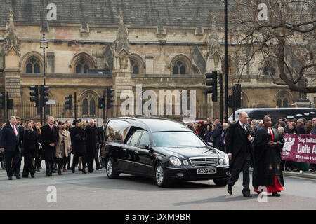 London, UK. 27. März 2014. Menschenmengen säumen die Straßen um Tony Benn, Abschied, als seinem Trauerzug bei St-Margarethen Kirche, Westminster für die Trauerfeier ankommt. Tony Benn war eine britische Labour-Politiker und ein Mitglied des Parlaments (MP) seit 47 Jahren von 1950 bis 2001. Er starb im Alter von 88 Jahren. Bildnachweis: Patricia Phillips/Alamy Live-Nachrichten Stockfoto