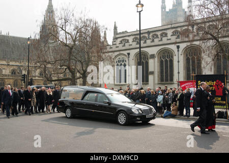 London, UK. 27. März 2014. Menschenmengen säumen die Straßen um Tony Benn, Abschied, als seinem Trauerzug bei St-Margarethen Kirche, Westminster für die Trauerfeier ankommt. Tony Benn war eine britische Labour-Politiker und ein Mitglied des Parlaments (MP) seit 47 Jahren von 1950 bis 2001. Er starb im Alter von 88 Jahren. Bildnachweis: Patricia Phillips/Alamy Live-Nachrichten Stockfoto