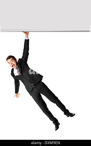 Junger Mann hängen Werbung vor weißem Hintergrund. Kopieren Sie Raum. Stockfoto