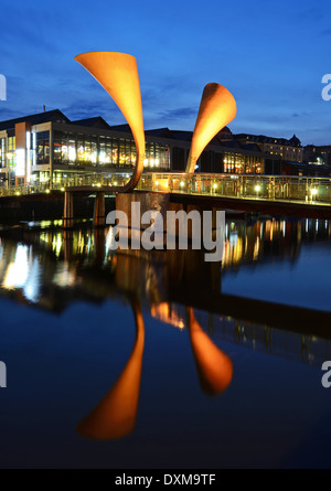 Peros-Brücke, beleuchtet in der Nacht auf Harbourside Bristols Stockfoto