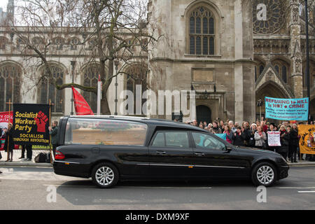 London, UK. 27. März 2014. Menschenmengen säumen die Straßen um Tony Benn, Abschied, als seinem Trauerzug bei St-Margarethen Kirche, Westminster für die Trauerfeier ankommt. Tony Benn war eine britische Labour-Politiker und ein Mitglied des Parlaments (MP) seit 47 Jahren von 1950 bis 2001. Er starb im Alter von 88 Jahren. Bildnachweis: Patricia Phillips/Alamy Live-Nachrichten Stockfoto