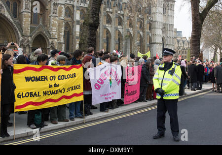 London, UK. 27. März 2014. Menschenmengen säumen die Straßen um Tony Benn, Abschied, als seinem Trauerzug bei St-Margarethen Kirche, Westminster für die Trauerfeier ankommt. Tony Benn war eine britische Labour-Politiker und ein Mitglied des Parlaments (MP) seit 47 Jahren von 1950 bis 2001. Er starb im Alter von 88 Jahren. Bildnachweis: Patricia Phillips/Alamy Live-Nachrichten Stockfoto