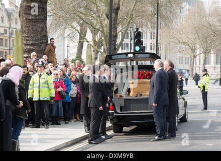 London, UK. 27. März 2014. Menschenmengen säumen die Straßen um Tony Benn, Abschied, als seinem Trauerzug bei St-Margarethen Kirche, Westminster für die Trauerfeier ankommt. Tony Benn war eine britische Labour-Politiker und ein Mitglied des Parlaments (MP) seit 47 Jahren von 1950 bis 2001. Er starb im Alter von 88 Jahren. Bildnachweis: Patricia Phillips/Alamy Live-Nachrichten Stockfoto