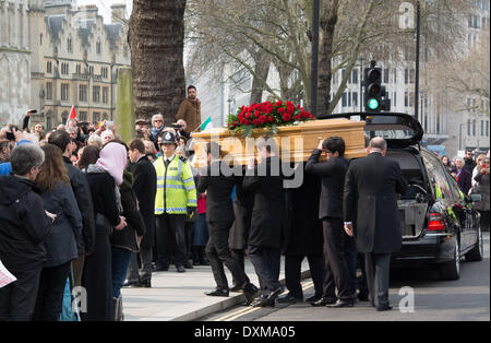 London, UK. 27. März 2014. Menschenmengen säumen die Straßen um Tony Benn, Abschied, als seinem Trauerzug bei St-Margarethen Kirche, Westminster für die Trauerfeier ankommt. Tony Benn war eine britische Labour-Politiker und ein Mitglied des Parlaments (MP) seit 47 Jahren von 1950 bis 2001. Er starb im Alter von 88 Jahren. Bildnachweis: Patricia Phillips/Alamy Live-Nachrichten Stockfoto