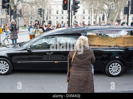 London, UK. 27. März 2014. Menschenmengen säumen die Straßen um Tony Benn, Abschied, als seinem Trauerzug St.-Margarethen Kirche, Westminster nach der Trauerfeier verlässt. Tony Benn war eine britische Labour-Politiker und ein Mitglied des Parlaments (MP) seit 47 Jahren von 1950 bis 2001. Er starb im Alter von 88 Jahren. Bildnachweis: Patricia Phillips/Alamy Live-Nachrichten Stockfoto