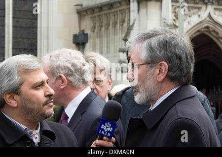 London, UK. 27. März 2014. Präsident der Sinn Féin Gerry Adams (rechts) wird nach der Trauerfeier von Tony Benn interviewt. Tony Benn war eine britische Labour-Politiker und ein Mitglied des Parlaments (MP) seit 47 Jahren von 1950 bis 2001. Er starb im Alter von 88 Jahren. Bildnachweis: Patricia Phillips/Alamy Live-Nachrichten Stockfoto